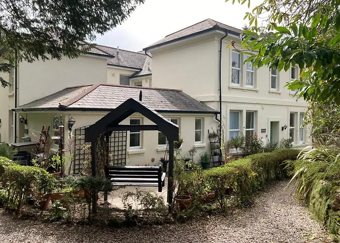 Hollyhocks Holiday Home- 2 Bedroomed Ground Floor Apartment Sleeps 5