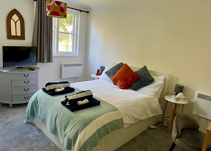 Hollyhocks Holiday Home- 2 Bedroomed Ground Floor Apartment Sleeps 5
