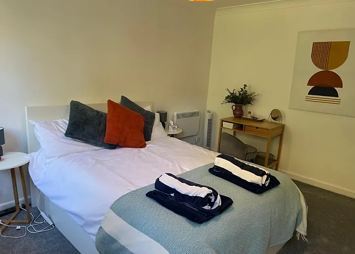 Hollyhocks Holiday Home- 2 Bedroomed Ground Floor Apartment Sleeps 5