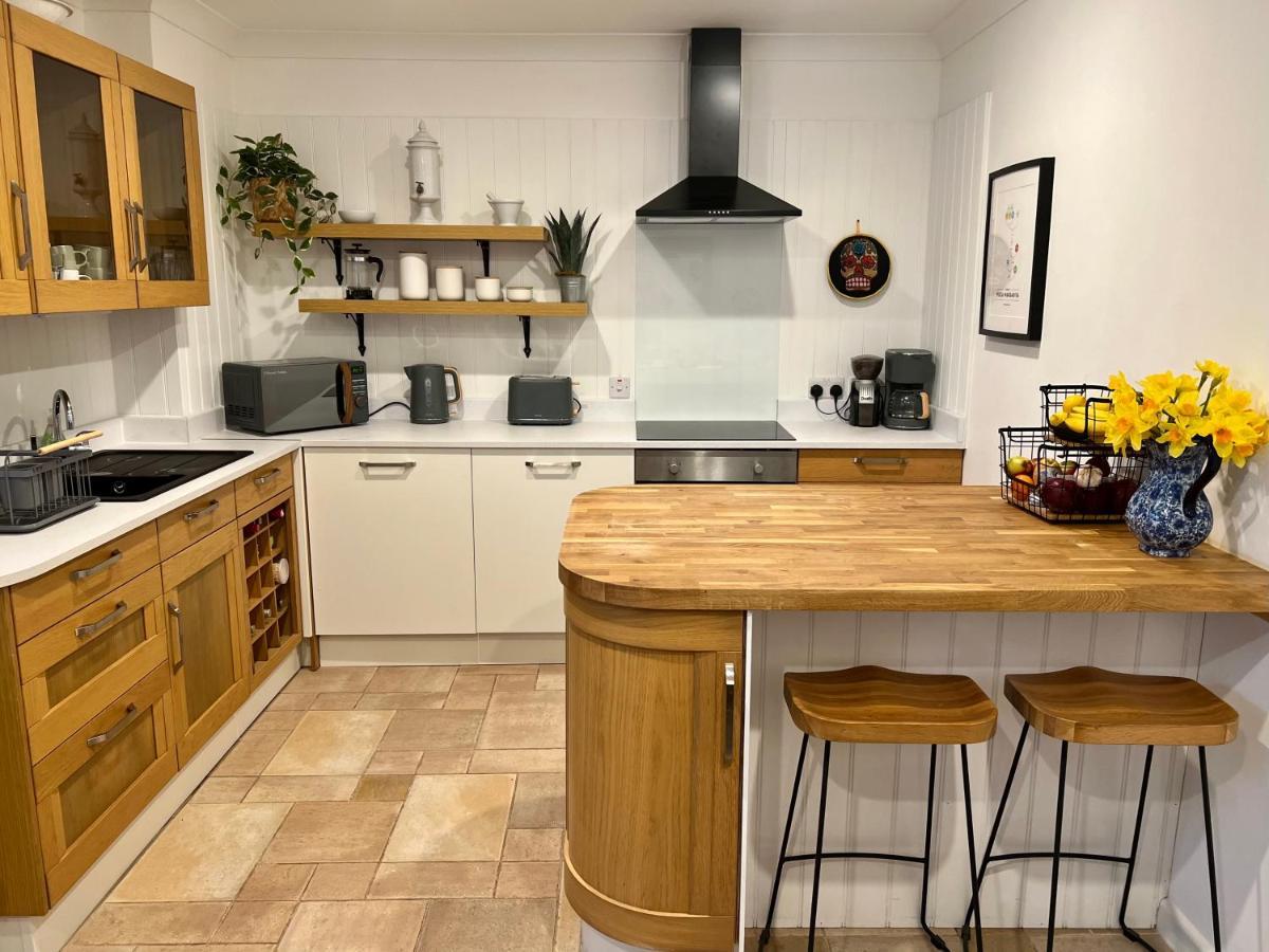 Hollyhocks Home- 2 Bedroomed Ground Floor Sleeps 5 *