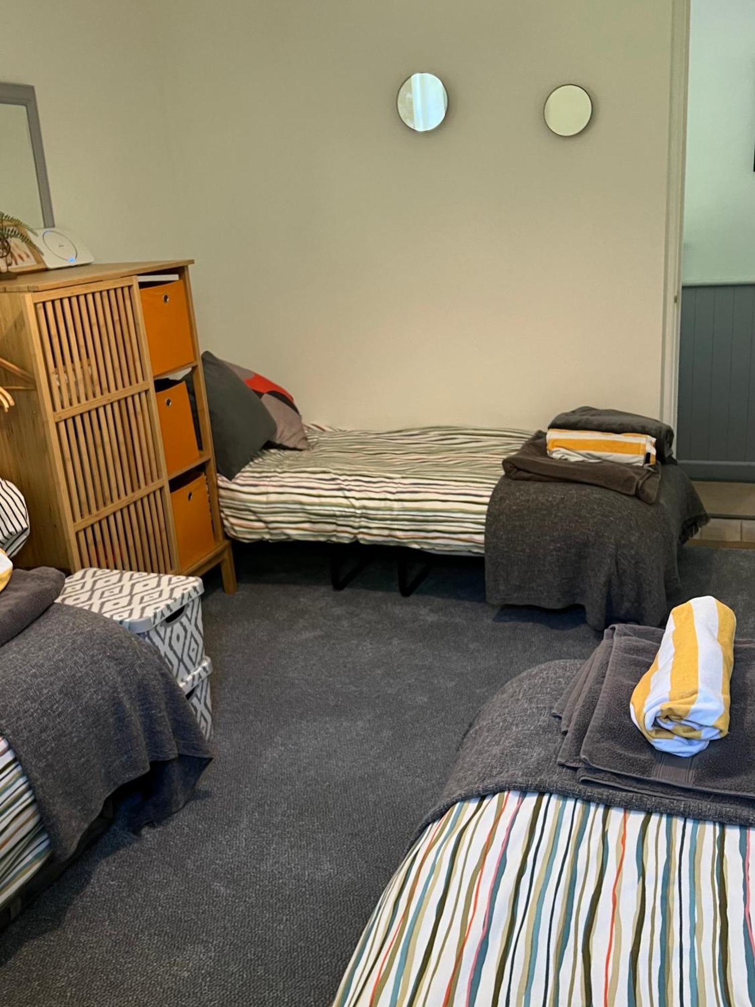 Hollyhocks Home- 2 Bedroomed Ground Floor Sleeps 5 *